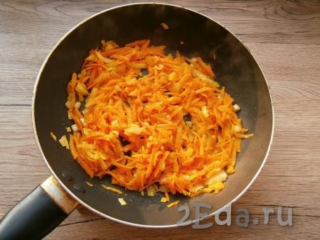 Морковку и лук очистить. Для приготовления подливки натереть морковь на крупной терке, репчатый лук произвольно нарезать, обжарить овощи в сковороде на растительном масле до мягкости (в течение 3-5 минут) на среднем огне, иногда помешивая.