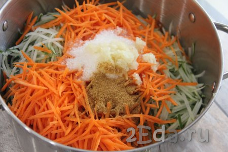 Добавить в кастрюлю сахар, соль, приправу для морковки по-корейски и пропущенный через пресс чеснок.