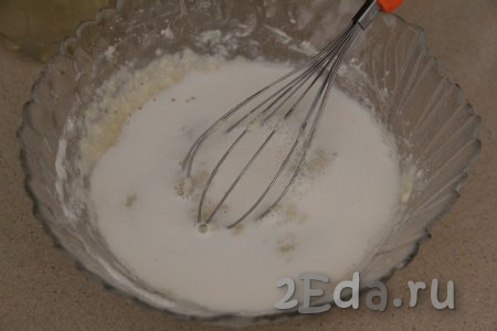 Перемешать тесто до однородного состояния. Влить оставшееся молоко.