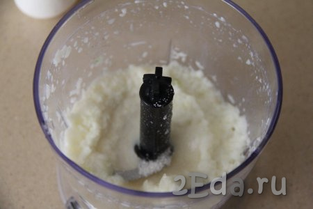 Влить в чашу примерно 50 миллилитров молока и измельчить лук в пюре. Если нет измельчителя, то можете измельчить лук с молоком погружным блендером.