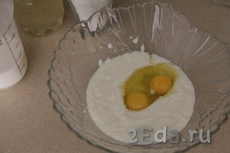 В объёмной миске соединить луковое пюре и яйца, добавить соль и сахар.