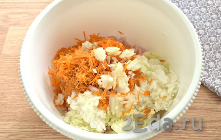 Очищаем морковку и лук. В миску с фаршем, капустой и рисом добавляем натёртую на средней (или мелкой) тёрке морковь и достаточно мелко нарезанный лук.