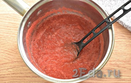 Получившуюся томатную массу перекладываем в кастрюлю, ставим на средний огонь, доводим до кипения, помешивая. После этого провариваем томатную массу, периодически помешивая, на небольшом огне 10 минут.