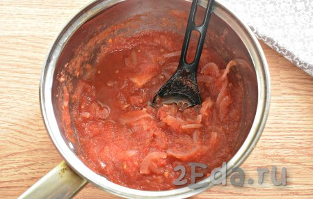 Периодически перемешивая, варим томатный соус 20 минут. В конце приготовления в соус из помидоров и лука вливаем столовый уксус, перемешиваем, варим ещё 5 минут.