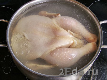 Курицу моем, кладём в кастрюлю и полностью заливаем её горячей кипячёной водой, ставим на сильный огонь. В процессе закипания периодически снимаем пену.