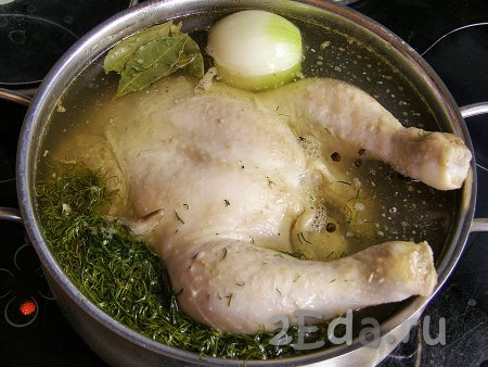 Когда вода закипит, уменьшаем огонь до минимума, добавляем очищенную луковицу и 3-4 лавровых листика, соль. Также для аромата можно добавить в бульон несколько веточек укропа и чёрный перец горошком. Варим с момента закипания 1,5-2 часа (до готовности курицы). Время варки зависит от размеров и вида курицы (например, домашнюю курицу придётся варить более длительное время, чем покупную). Готовность можно проверить, проткнув мясо ножом (из готовой курицы будет выделяться прозрачный сок, в нём не будет кровяных примесей). Чтобы ускорить процесс варки, можно варить курицу не целиком, а разрезать её на части.