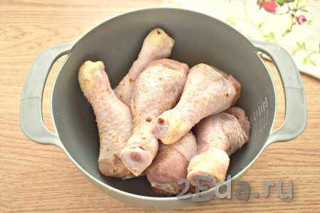 Моем куриные ножки, обсушиваем, а затем по вкусу солим их и перчим, я ещё добавила немного готовой приправы для куриных блюд, перемешиваем и отставляем пока в сторонку.
