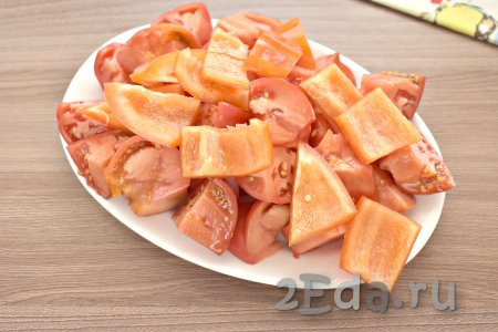 Один болгарский перец и все помидоры нарезаем на кусочки и пропускаем через мясорубку.
