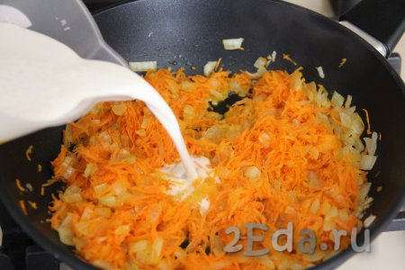 Влить молочный соус в сковороду к овощам, довести до кипения на медленном огне.