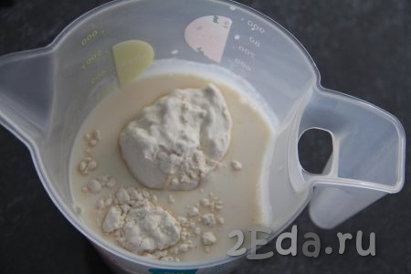 В отдельной ёмкости соединить 500 миллилитров молока и муку, слегка посолить и перемешать молочный соус венчиком.