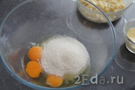 В глубокую миску вбить яйца, добавить сахар.