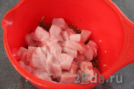 Соединить гречку и кусочки куриного мяса в объёмной миске.