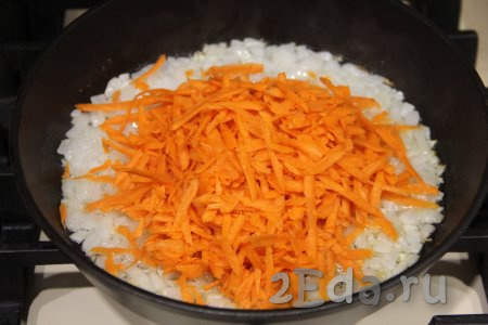 Когда лук станет прозрачным, добавить к нему натёртую на крупной тёрке морковку. 