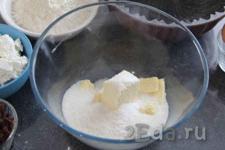 В достаточно объёмную миску выложить размягчившееся сливочное масло, всыпать к нему сахар. 