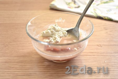 В небольшую миску выкладываем томатную пасту, добавляем муку, вливаем 2-3 столовых ложки воды комнатной температуры, тщательно перемешиваем томатный соус (до однородности).