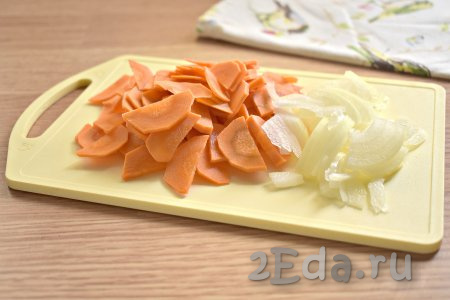 Очищаем морковку с луковицей. Нарезаем луковицу на тонкие полукольца (или четверть кольца). Морковку нарезаем на тонкие полукружочки (или кружочки).