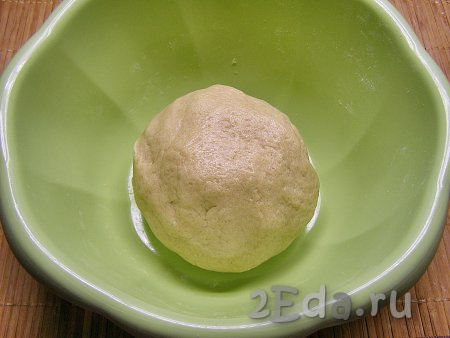 Собираем песочное тесто в шар, заворачиваем его в пищевую плёнку и убираем минут на 15-20 в холодильник.