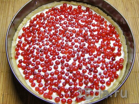На творожную массу кладём красную смородину. Ставим форму с пирогом в прогретую до 180 градусов духовку и выпекаем минут 20-25.