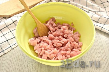 Для приготовления рубленных котлет мясо нужно нарезать на маленькие кусочки. Легче будет резать, если мясо будет слегка подморожено. Подмороженную мякоть свинины нарезаем на мелкие кубики и перекладываем в миску.
