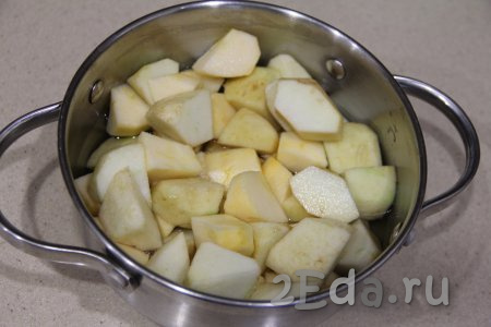 Яблоки очистить от кожуры и семечек. Нарезать 500 грамм очищенных яблок на средние кусочки, выложить в кастрюлю, залить их полностью водой и поставить на огонь. 