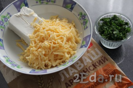 Сыр натереть на тёрке, брынзу можно просто раскрошить. В глубокой тарелке соединить сыр и укроп с петрушкой, перемешать и сырная начинка готова.