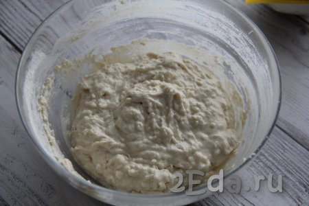 Тесто для ленивого хачапури получится липким и вязким.