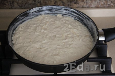 Переложить тесто для хачапури в сковороду, разровнять. Сразу накрыть сковороду крышкой и поставить на минимальный огонь. 