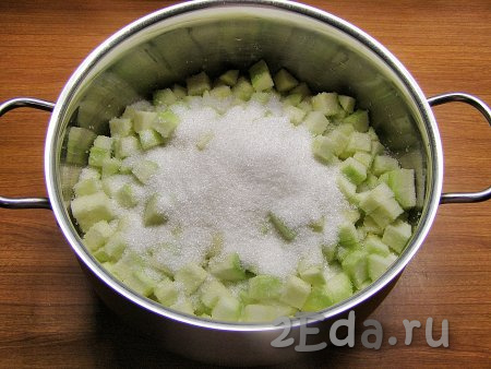 Перекладываем нарезанные кабачки в кастрюлю с толстым дном, в которой будет вариться варенье, и всыпаем сахар.
