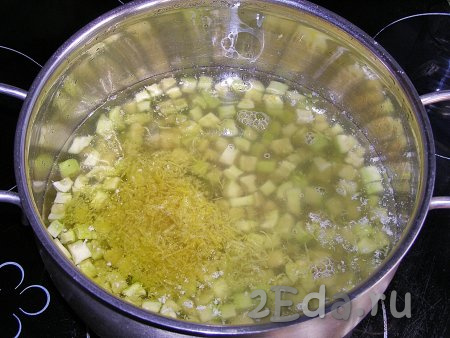 Перекладываем цедру в кастрюлю с остывшими кабачками, вливаем лимонный сок и перемешиваем.