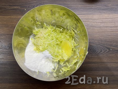 К натёртому кабачку добавить сырое яйцо, рисовую муку и соль, тщательно перемешать. Тесто должно получиться  вязким, густым.