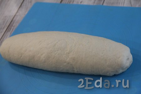 Скатать тесто в плотный рулет, начиная с широкой стороны. Края заготовки хлеба хорошо защипнуть.