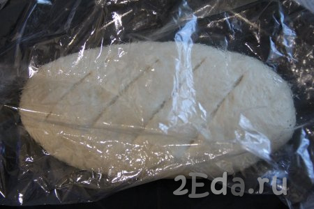 Аккуратно сделать разрезы на поверхности хлеба с помощью лезвия. Завязать рукав с двух сторон.
