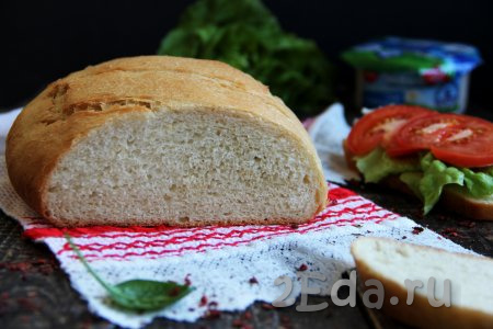Достать противень с хлебом из духовки, аккуратно разрезать рукав для запекания и переложить хлебушек на решётку, чтобы слегка остудить. Вкуснейший, воздушный домашний хлеб нарезать на ломтики подать к столу.