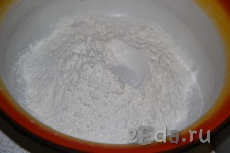 Для приготовления теста просеять в миску муку, всыпать соль.
