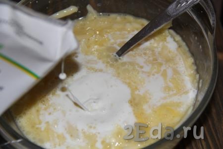 Перемешать сыр с яйцами, а затем влить сливки.