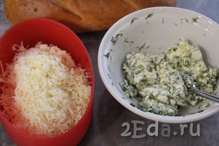 Перемешать масло с зеленью и чесноком, затем добавить сыр, натёртый на мелкой тёрке. Тщательно перемешать и начинка для батона готова. 
