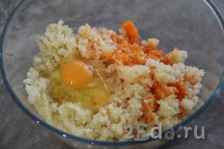 В миску с фаршем и овощами вбить яйцо.
