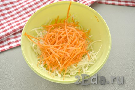 Очищаем морковь, натираем её на тёрке для овощей по-корейски (или на обычной крупной тёрке), добавляем к капусте.