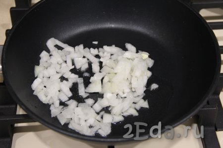 Морковку и луковицу очистить. В сковороду влить масло, прогреть его, после этого выложить мелко нарезанный лук и обжаривать его на среднем огне минуты 2-3, помешивая.