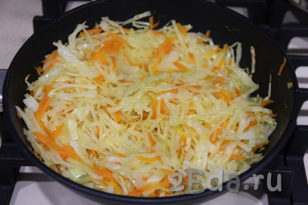 Жарить капусту с морковью и луком, периодически перемешивая, минут 15-20.