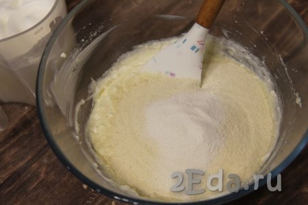 Перемешать творожно-сметанную массу лопаткой, всыпать манку и разрыхлитель, снова перемешать и оставить тесто для манника минут на 10-15, чтобы манная крупа набухла.