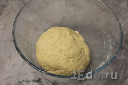 Замесить мягкое, не липнущее к рукам, нежное песочное тесто, поместить его в пакет и убрать на 1 час в холодильник.