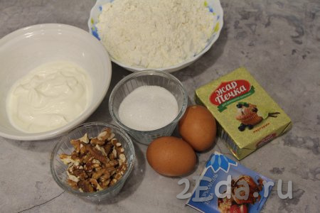 Подготовить продукты для приготовления печенья "Ракушки" с безе и орехами. Разделить аккуратно яйца на белки и желтки (убрать белки в холодильник).