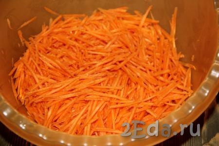 Морковь очистить и натереть на специальной тёрке для моркови по-корейски.