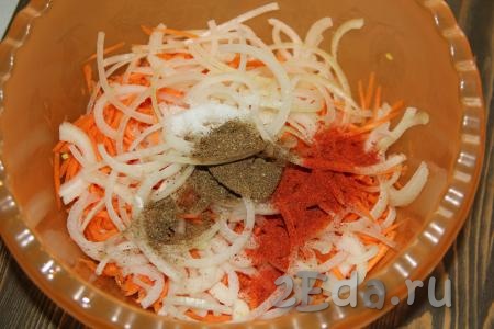 Овощи посолить, всыпать приправу для корейской морковки и сладкую паприку.