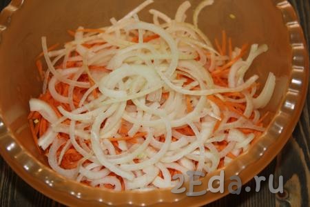 Очистить репчатый лук и нарезать острым ножом на тонкие полукольца. Добавить к моркови лук.