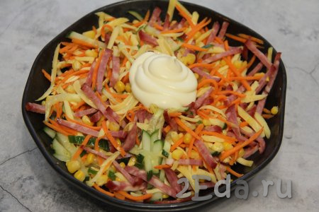 Заправить яркий, аппетитный салат майонезом непосредственно перед подачей.