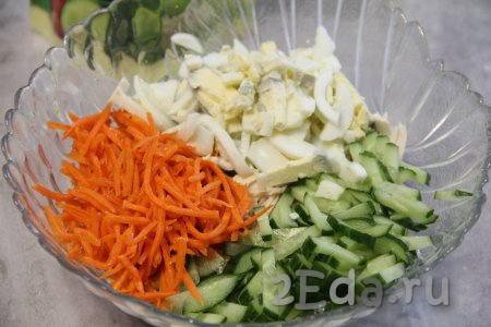 В салатник с куриным филе выложить огурец, корейскую морковку и яйцо.