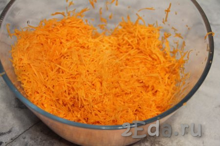 400 грамм очищенной моркови натереть на мелкой тёрке.