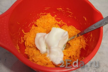 Белки взбить с солью с помощью миксера до стойких пиков (чтобы белки хорошо взбивались, они должны быть хорошо охлаждёнными). Тщательно, но при этом аккуратно, с помощью столовой ложки (или лопатки) смешать взбитые белки с морковью.